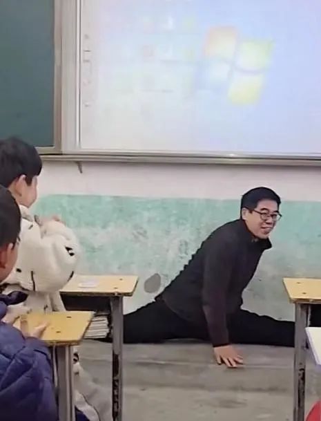 上着课，老师突然劈了个叉…