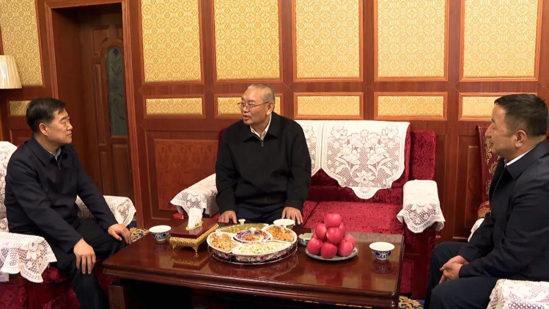 何谋保 杨武一行看望嘉木样·洛桑久美·图丹却吉尼玛