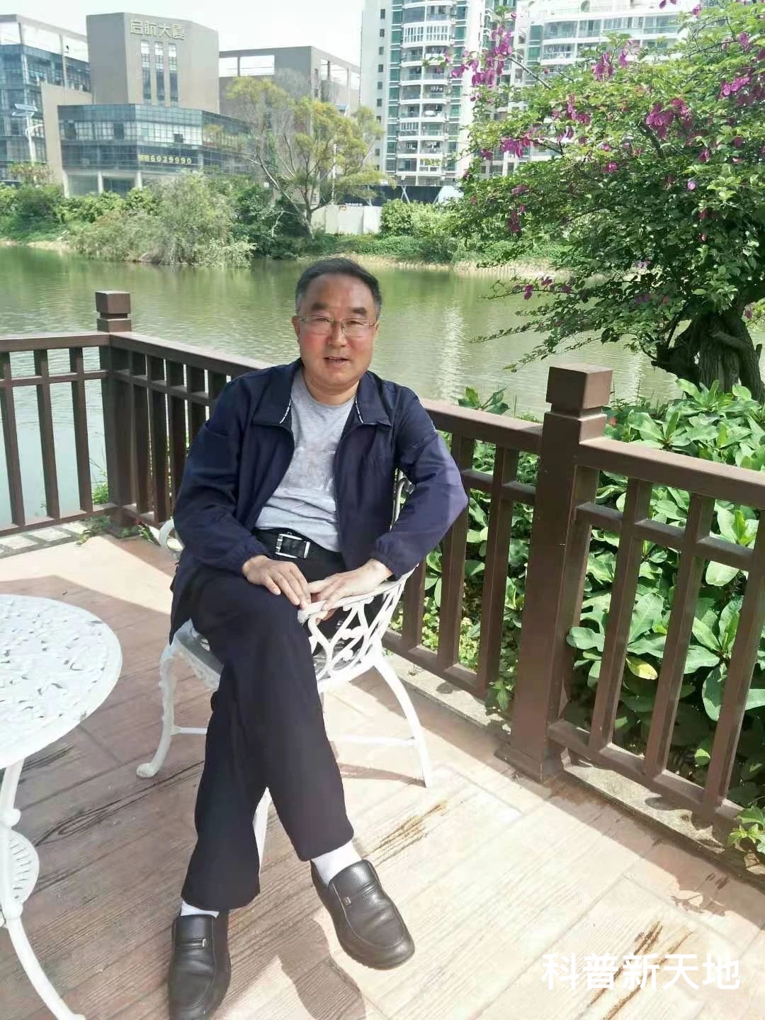     资深文史专家 优秀作家 科普工作者