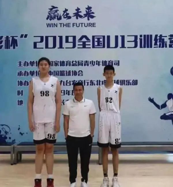14岁少女独霸篮下，和姚明一样高